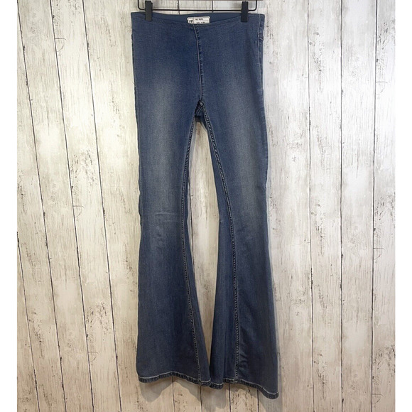 Free People Flare Jeans Penny Pull-On Size 26 Blue Denim Wide Leg Stretchy Boho - Picture 1 of 14